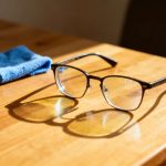 Ni toallitas ni microfibra: el truco viral para dejar las gafas como nuevas