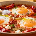 Shakshuka original: huevos en salsa picante que enamoran a todos
