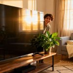 Sin desinfectante ni detergente: el truco casero para dejar tu TV impecable