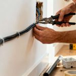 Lo que hacen los electricistas para ocultar los cables a lo largo de una pared de forma limpia y discreta