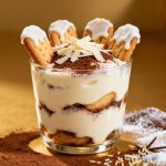 Yogur estilo tiramisú con chocolate blanco: sin huevos y delicioso
