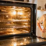 Cómo limpiar el horno sin bicarbonato ni vinagre: el truco eficaz que cambia tu cocina