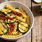 Pasta fría con calabacín lista en 10 minutos: fresca y ligera