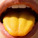 Piel amarillenta en la lengua: lo que podría estar revelando sobre tu salud